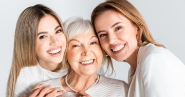 Mujeres sonriendo a la cámara