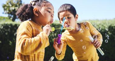 Niños jugando con burbujas