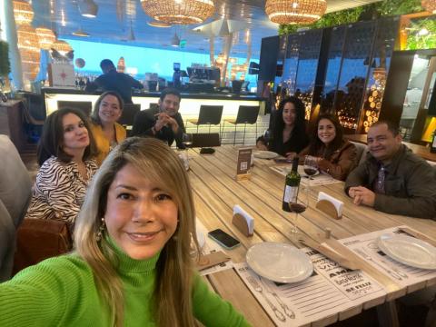 Christian Hernani Ponce de León reunido con familia/amigos en un restaurante.