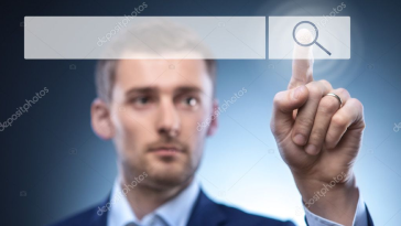 Foto de hombre buscando en su computador.