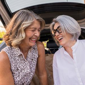 Dows mujeres mayores disfrutando un momento juntas