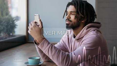 Hombre navegando su celular