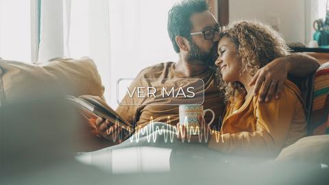 Pareja, enamorados descansando en la sala de su casa