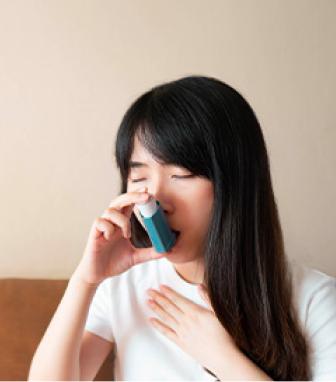 Mujer usando un inhalador.